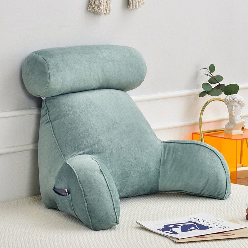 Coussin de lecture bleu clair contre un mur blanc